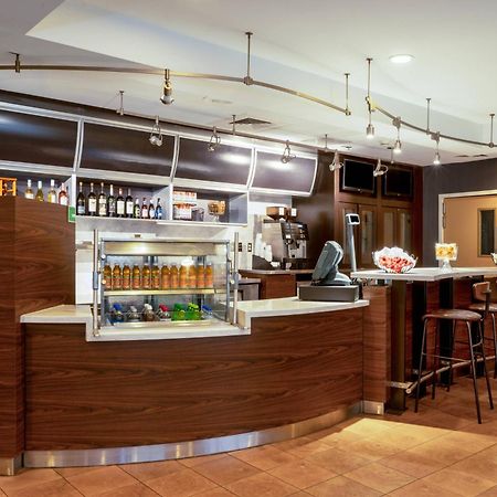 Отель Courtyard Columbus Airport Экстерьер фото