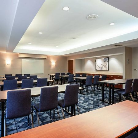 Отель Courtyard Columbus Airport Экстерьер фото