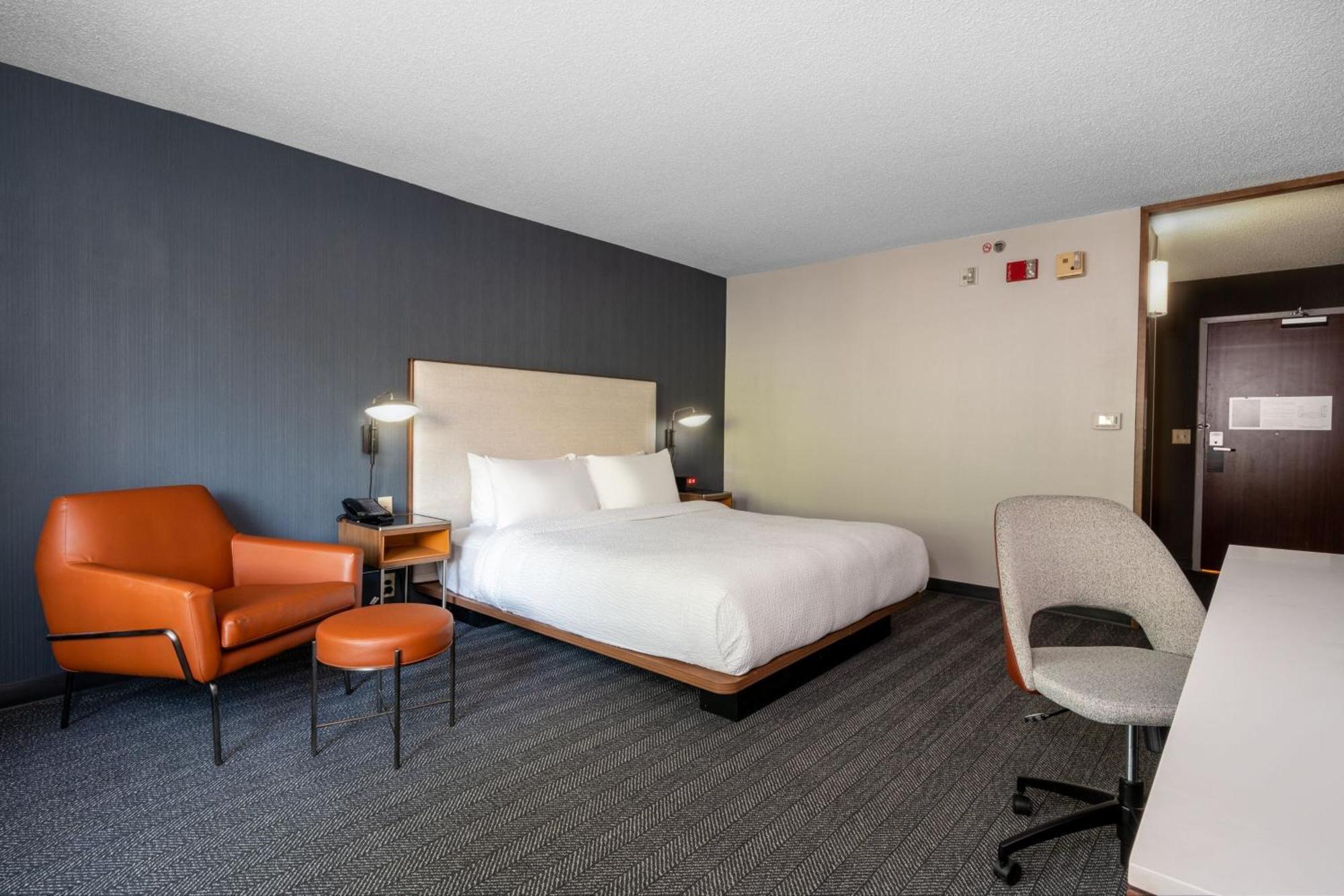 Отель Courtyard Columbus Airport Экстерьер фото