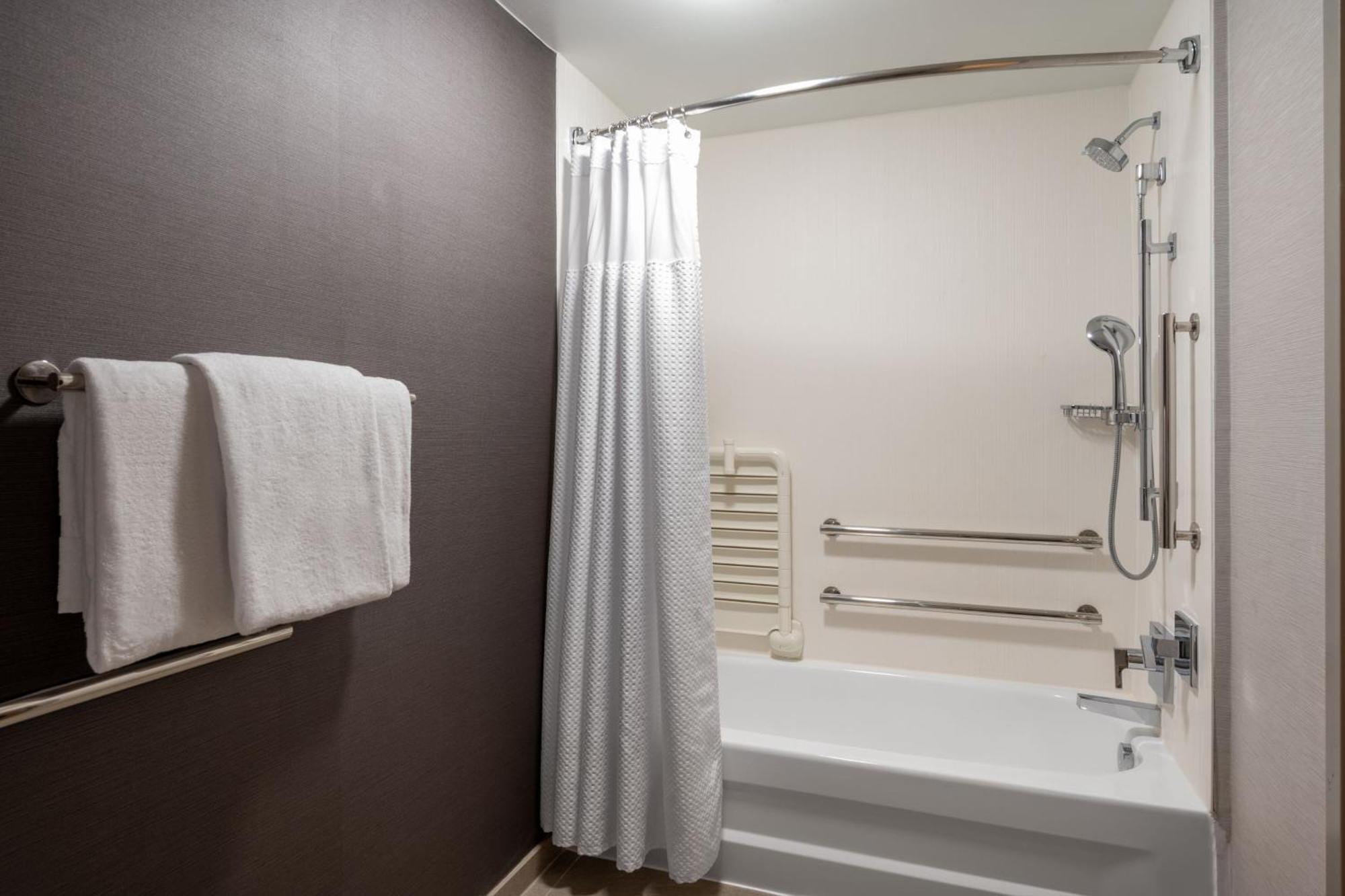Отель Courtyard Columbus Airport Экстерьер фото