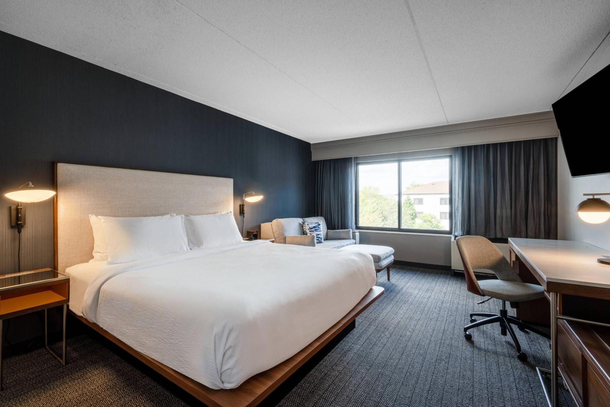 Отель Courtyard Columbus Airport Экстерьер фото