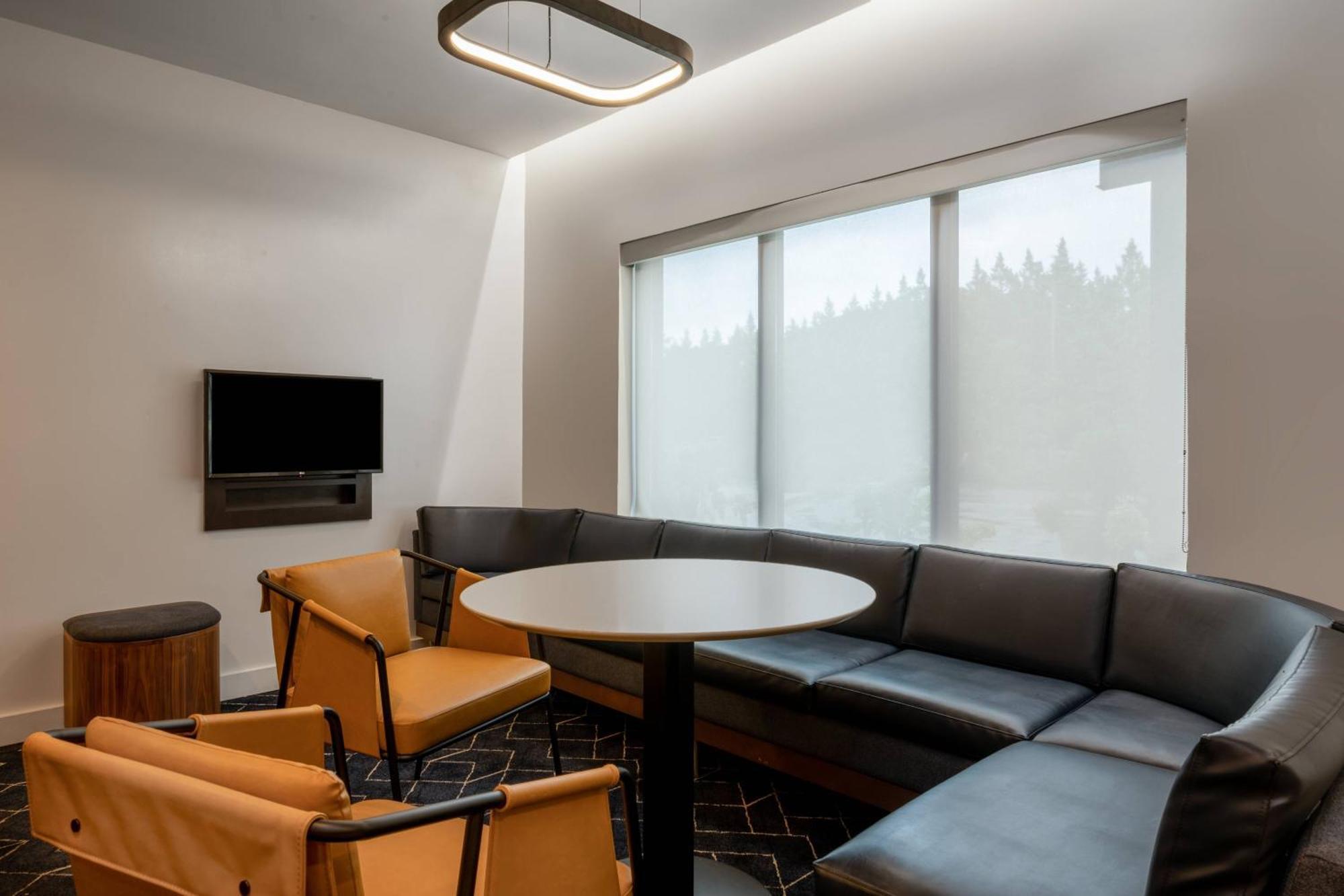Отель Courtyard Columbus Airport Экстерьер фото