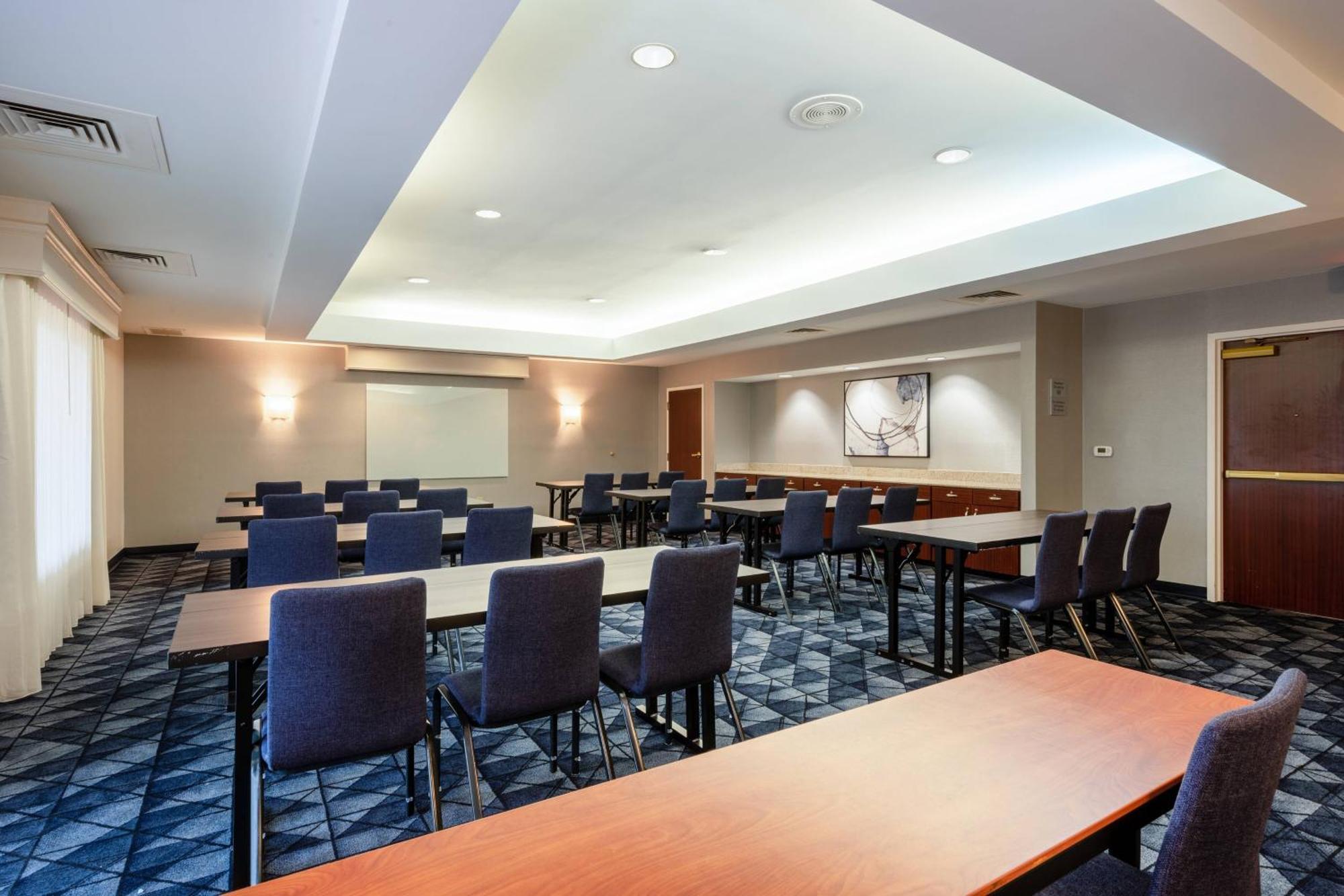 Отель Courtyard Columbus Airport Экстерьер фото