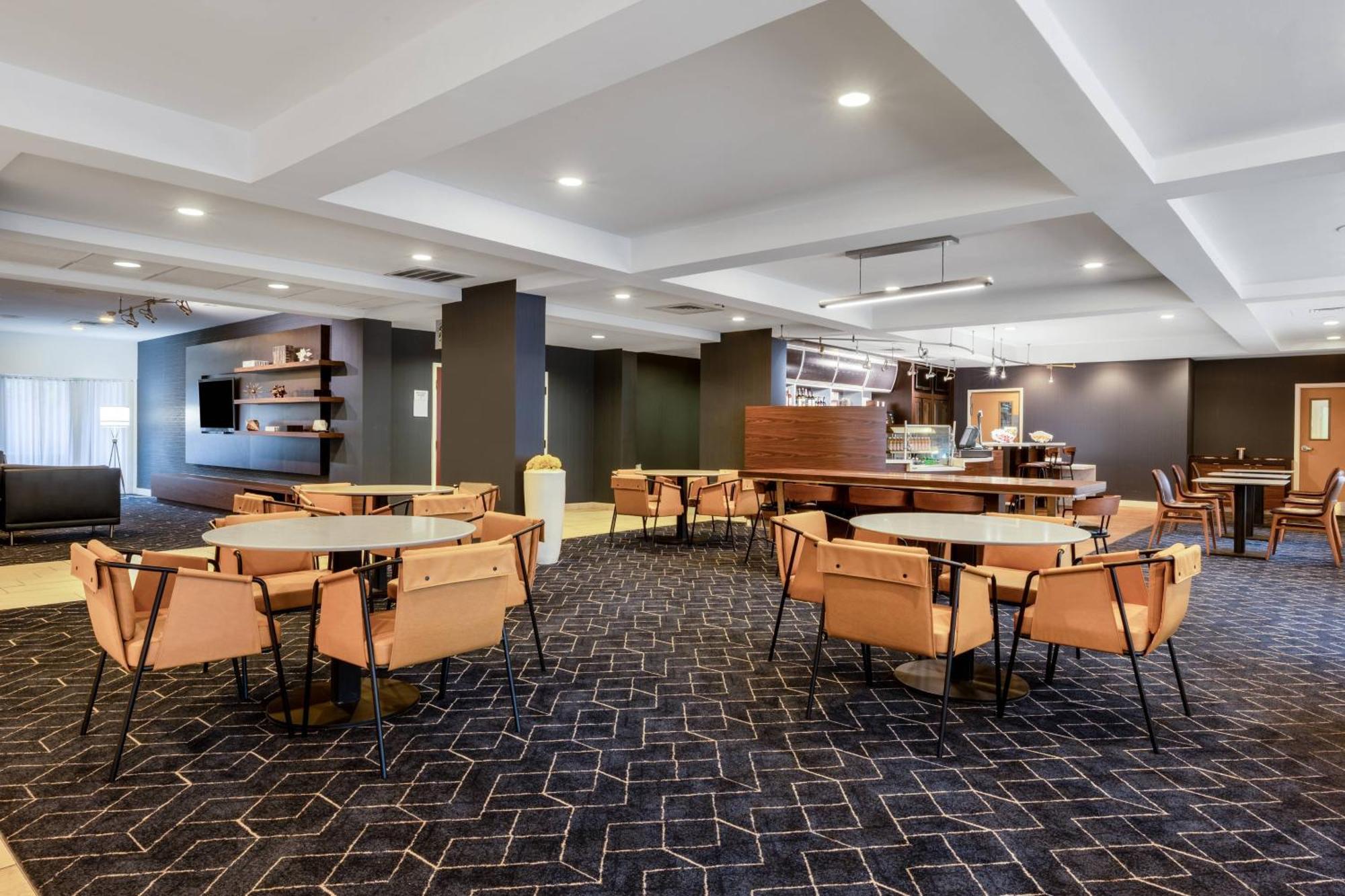 Отель Courtyard Columbus Airport Экстерьер фото