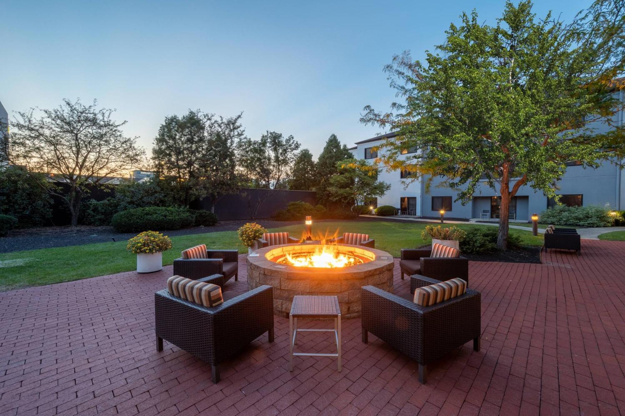 Отель Courtyard Columbus Airport Экстерьер фото